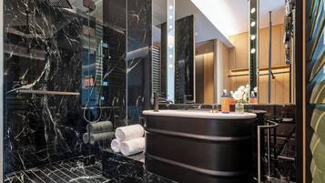 Soffione a pioggia, asciugacapelli, accappatoio, pantofole