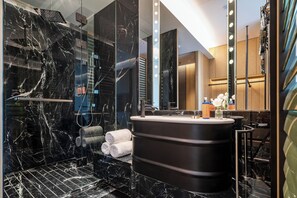 Soffione a pioggia, asciugacapelli, accappatoio, pantofole