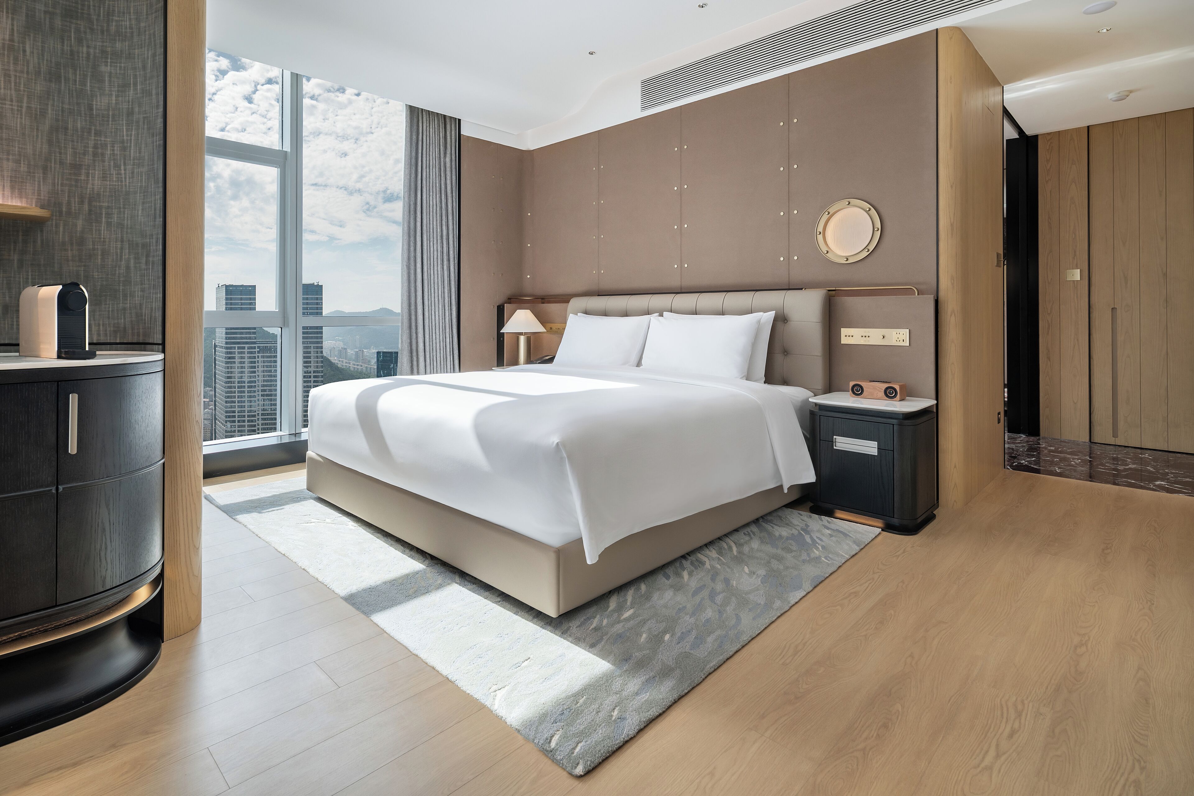 Suite Premier, vista mare | Minibar, una cassaforte in camera, una scrivania, Wi-Fi gratuito