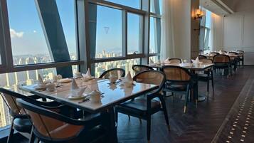 Pacific Club, Suite | Minibar, una cassaforte in camera, una scrivania, Wi-Fi gratuito