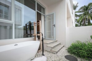 Familjesvit - utsikt mot innergården | Djupt badkar