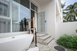 Deep-soaking bathtub