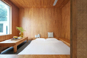 家庭套房, 庭院景观 | 起居区 | 电视