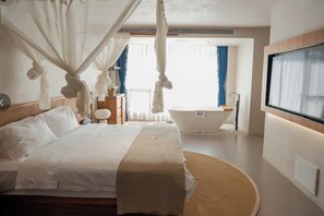 Standard-Doppelzimmer, Blick auf den Innenhof | Schreibtisch, laptopgeeigneter Arbeitsplatz, Verdunkelungsvorhänge