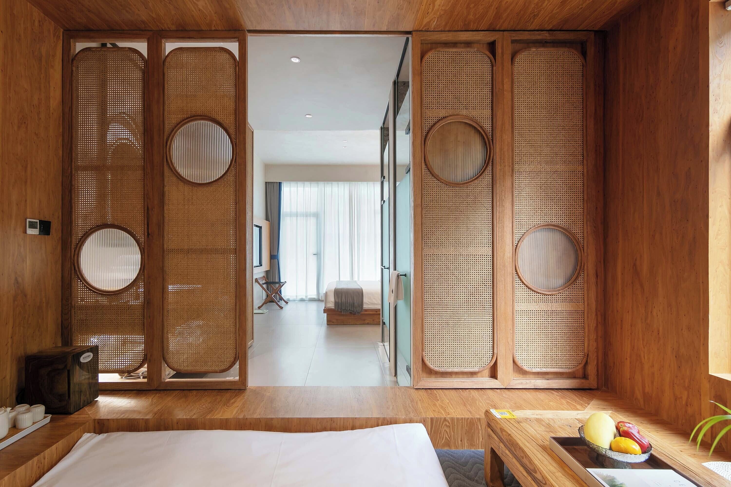 Familiesuite, bakgårdsutsikt | Oppholdsområde | TV