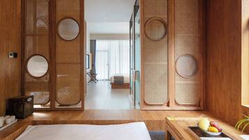 Familiesuite, bakgårdsutsikt | Oppholdsområde | TV