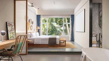 Escritorio, espacio para trabajar con laptop y cortinas blackout