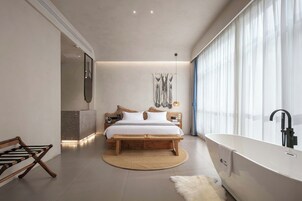 ห้องลักซ์ชัวรี่ดับเบิล, วิวสวนหย่อม | บริเวณนั่งเล่น | ทีวี