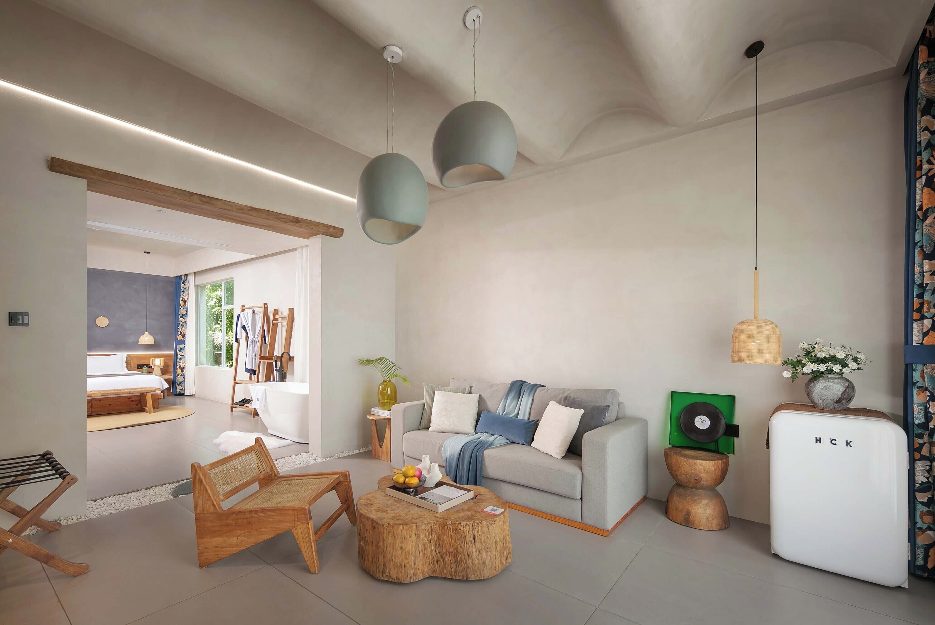 Quarto casal superior, vista para o pátio | Área de estar | TV