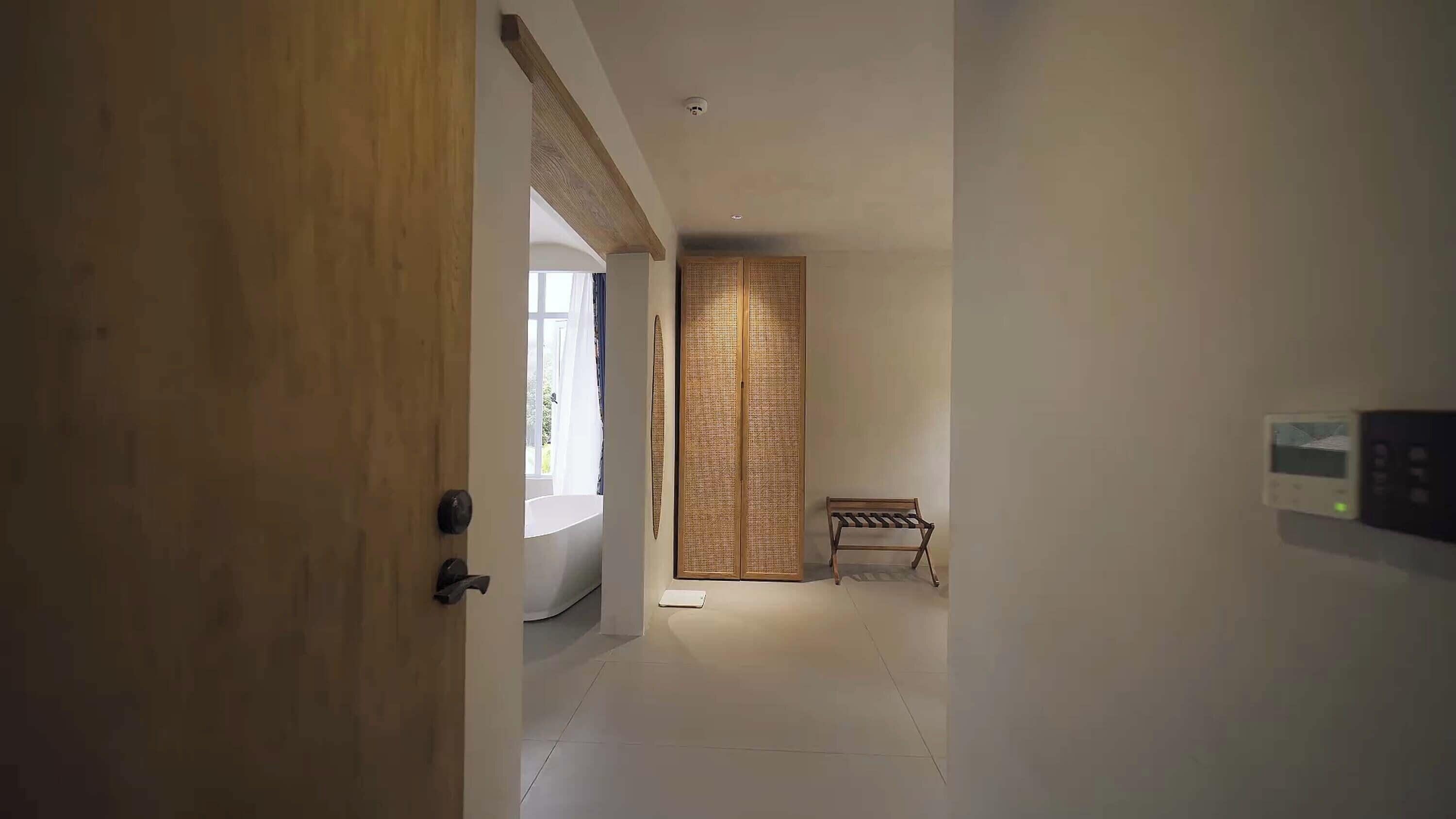 Kamar Double Premier, pemandangan halaman | Meja kerja, ruang kerja ramah laptop, dan tirai kedap cahaya