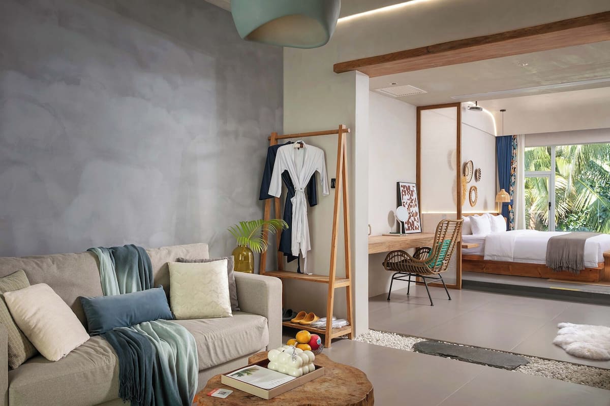 Una sala moderna con sofá, mesa de centro y aparador de madera.