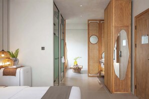 Chambre Double Deluxe, vue cour intérieure | Bureau, espace de travail pour ordinateur portable, rideaux occultants