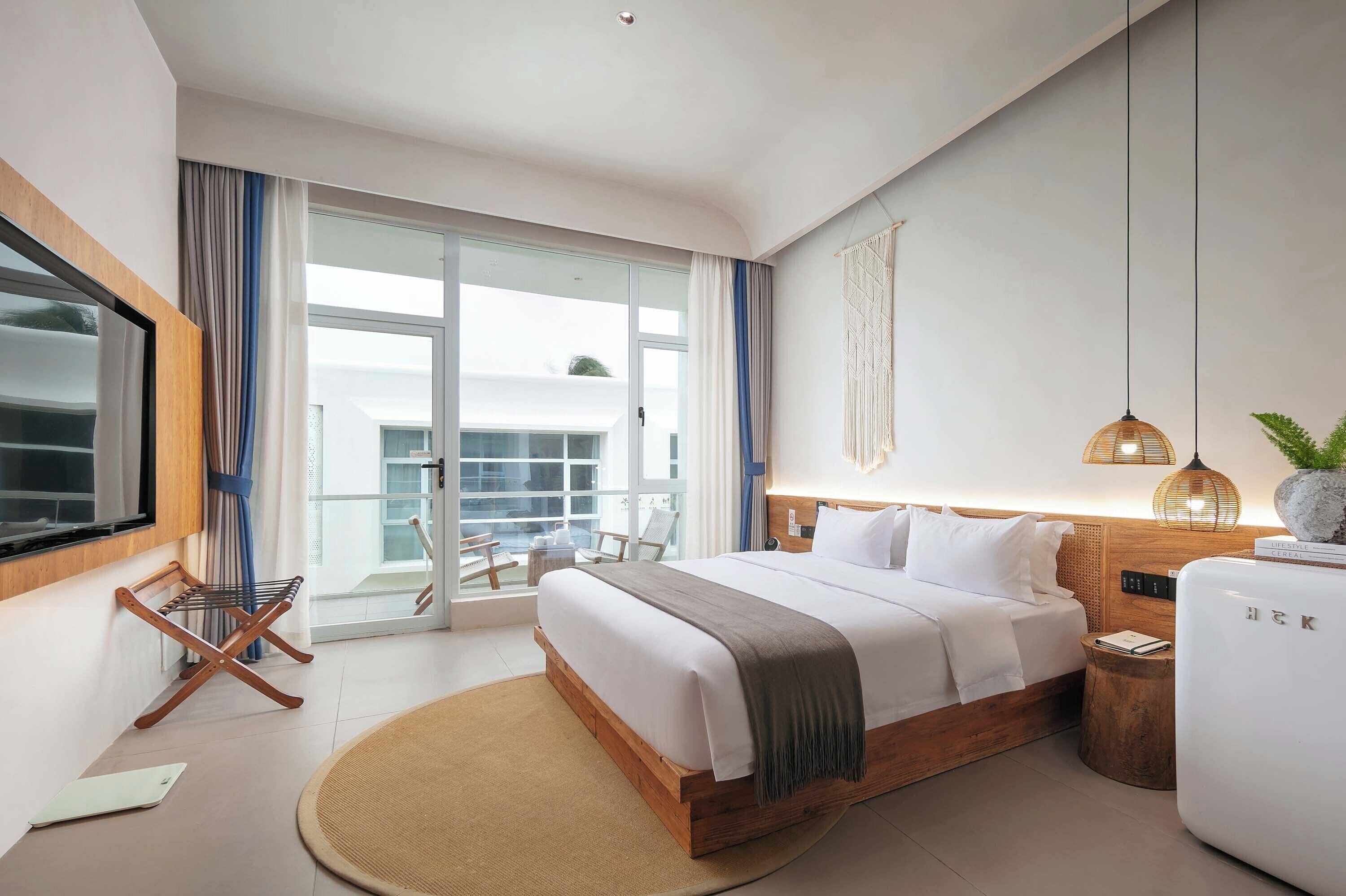 Deluxe-Doppelzimmer, Blick auf den Innenhof | Wohnbereich | Fernseher