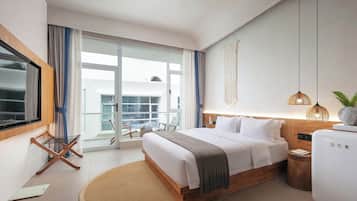 Deluxe-Doppelzimmer, Blick auf den Innenhof | Wohnbereich | Fernseher