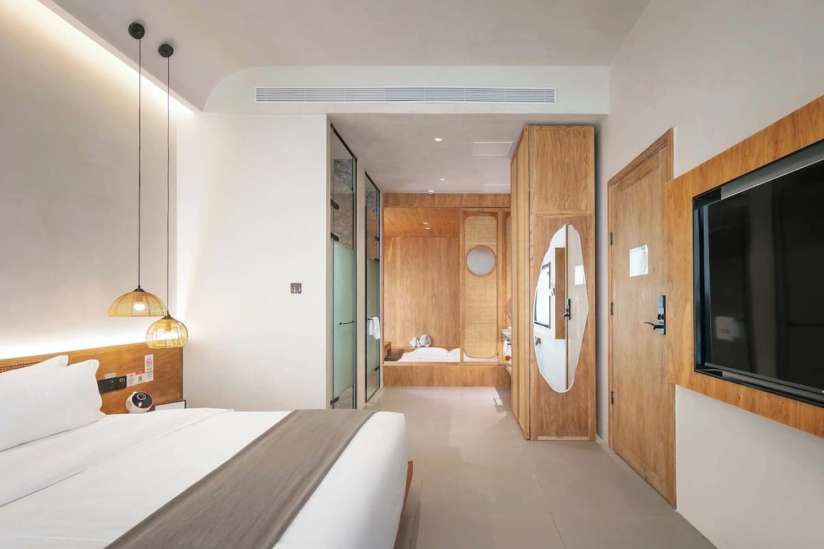 Suite familiar, vista al patio | Escritorio, espacio para trabajar con laptop y cortinas blackout