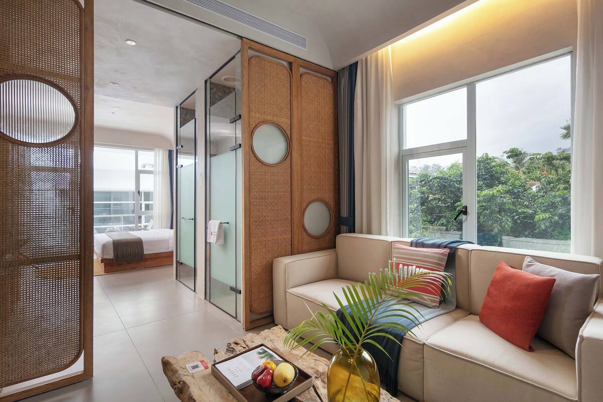 Habitación doble Deluxe, vista al patio | Escritorio, espacio para trabajar con laptop y cortinas blackout