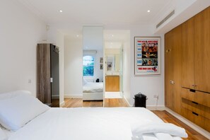 Iron/ironing board, Internet, bed sheets - Serene 3BDR Garden Retreat by Hampstead Heath (Greater London)