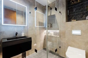 Shower, hair dryer - Serene 3BDR Garden Retreat by Hampstead Heath (Greater London)