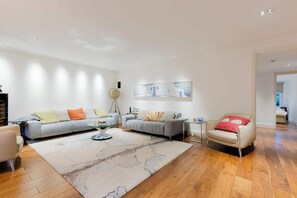 TV, stereo - Serene 3BDR Garden Retreat by Hampstead Heath (Greater London)