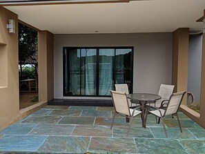 Outdoor dining - Moderne Ferienvilla zwischen Hügeln und Meer by Interhome (Hua Hin)