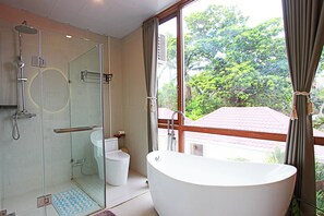 Deluxe-Villa, Terrasse, Poolblick | Badezimmer