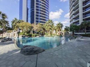 Pool - Free housekeeping visits during your stay - StayShort - 1  Bed in Business Bay that Sleeps 2 with Burj Khalifa Views (Business Bay)