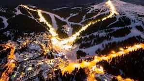 A snow-covered mountain with a lit ski resort at the base, featuring a town layout with buildings and roads. - Charmante Ferienwohnung in der Gemeinde Raska mit gemeinschaftlichem Parkplatz by Interhome (Kopaonik)