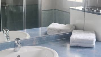 Ducha, secador de pelo, toallas, jabón