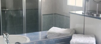 Pleasant 2-bedroom house with AC  and garden in charming La Genétouze