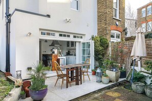Outdoor dining - Stylish 3BDR Garden Home near Alexandra Palace (Greater London)