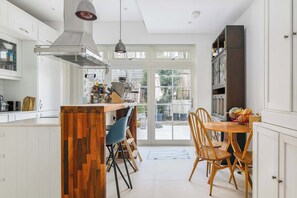 Dining - Stylish 3BDR Garden Home near Alexandra Palace (Greater London)