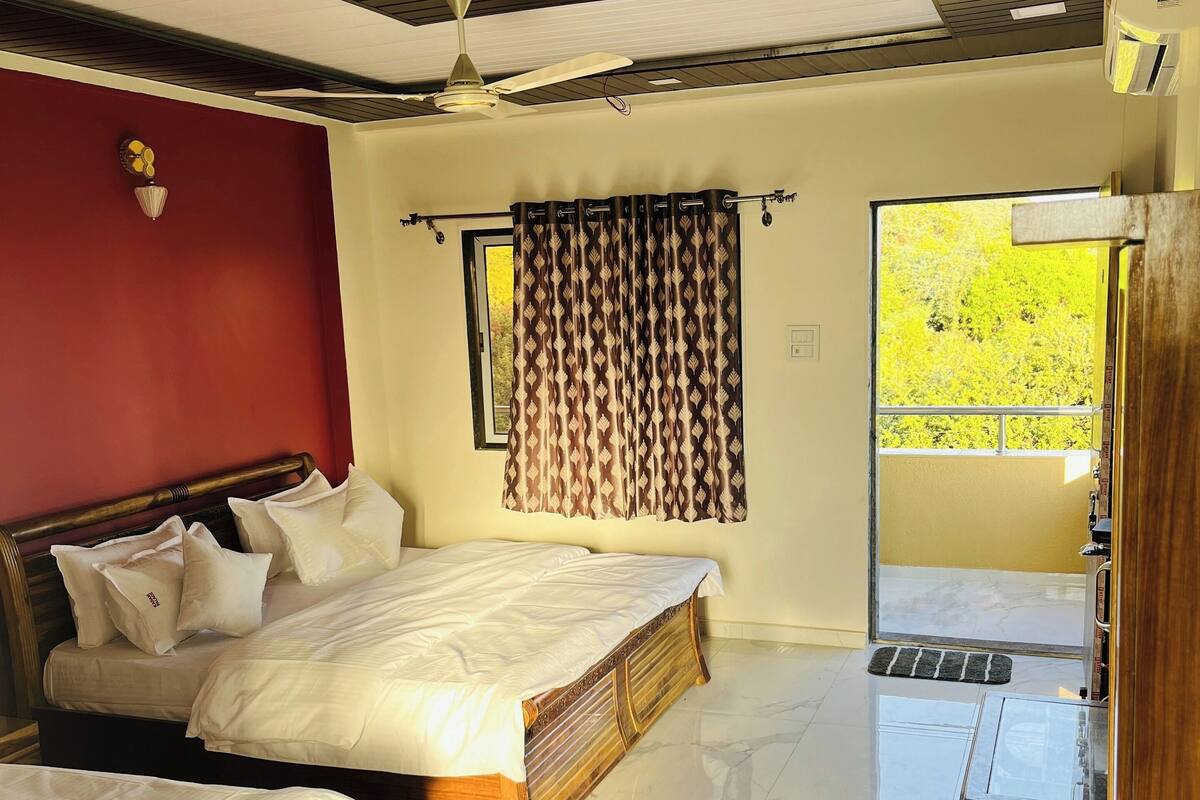 Executive Room | Desk, laptop workspace, free WiFi, bed sheets