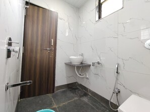 Towels, soap, shampoo - Hotel Kadam Palace (Kalamgaon kalamkar)