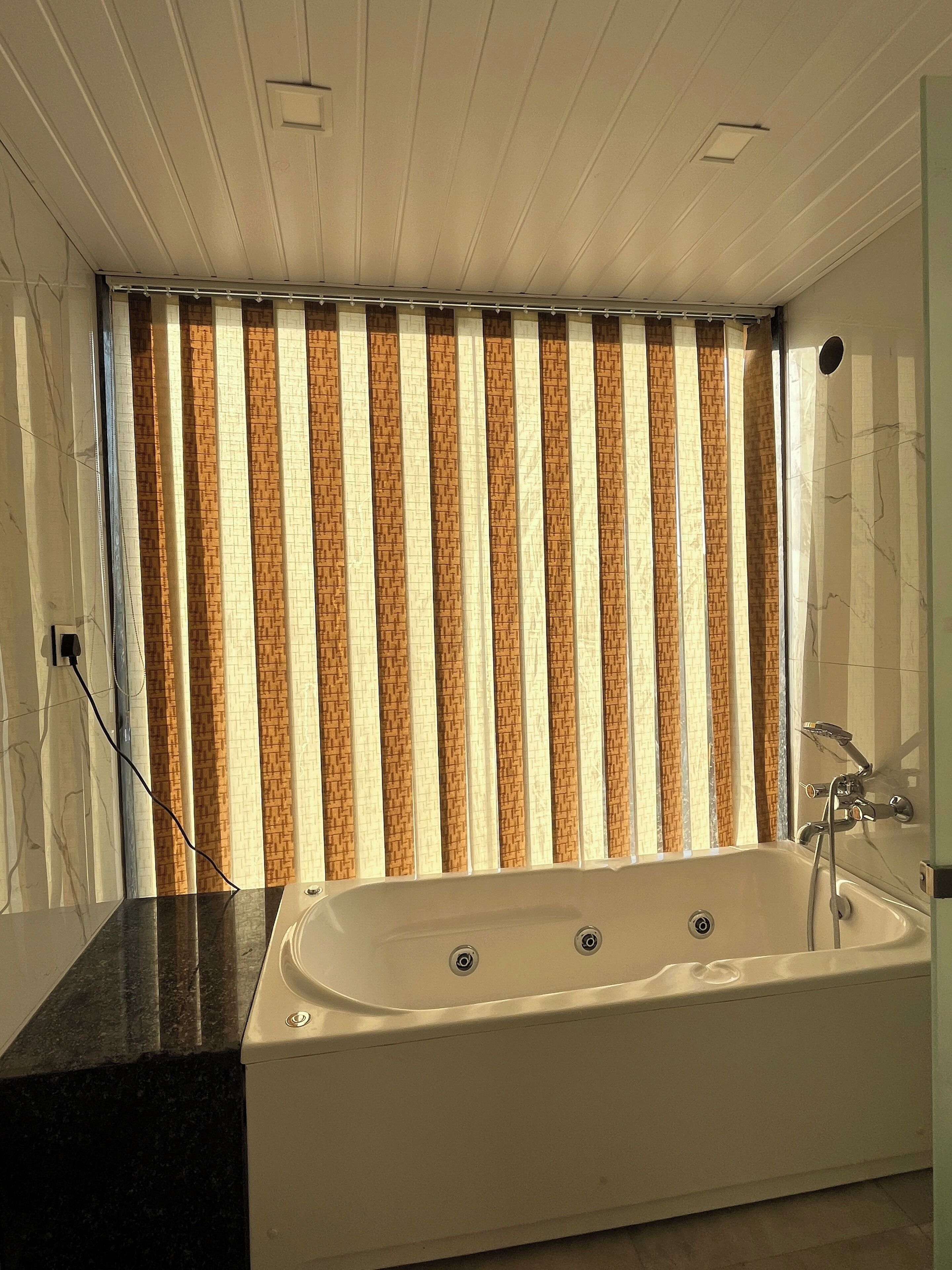 Deep soaking bathtub