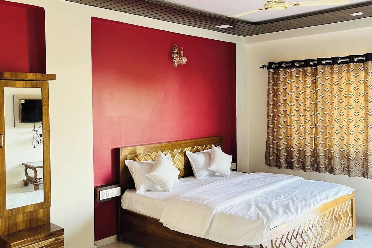 Deluxe Room | Desk, laptop workspace, free WiFi, bed sheets