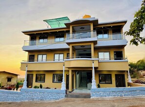 Front of property - Hotel Kadam Palace (Kalamgaon kalamkar)