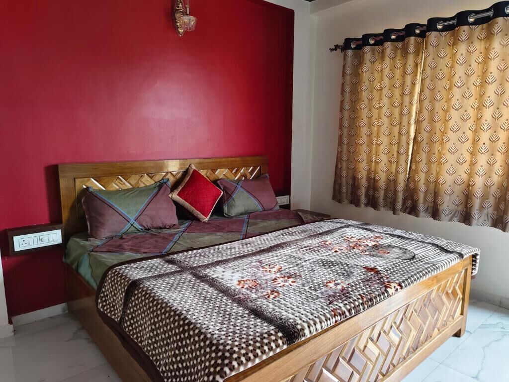 Työpöytä, kannettavalle tietokoneelle sopiva työtila, ilmainen Wi-Fi