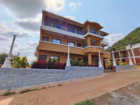 Front of property - Hotel Kadam Palace (Kalamgaon kalamkar)