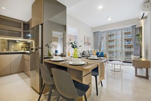 Apartment, 2 Schlafzimmer, Blick auf den Innenhof | Esszimmer