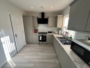 Private kitchen - Harrow HA2 - Family Home with Garden & Drive - Headstone Gardens - 3 BR (Greater London)