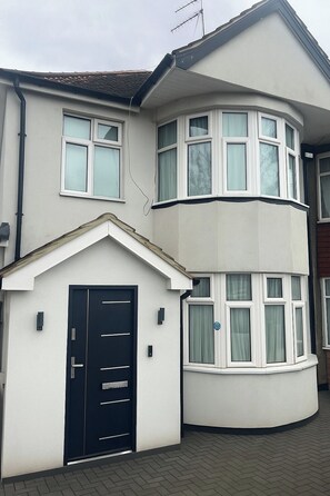 Exterior - Harrow HA2 - Family Home with Garden & Drive - Headstone Gardens - 3 BR (Greater London)