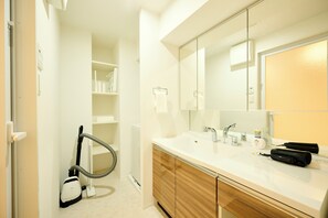 Appartement | Salle de bain | Ensemble douche/baignoire, articles de toilette gratuits, sèche-cheveux