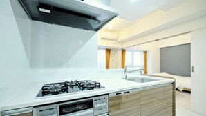 冷蔵庫、電子レンジ、コンロ、調理器具と食器