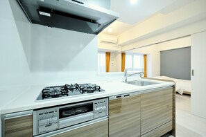 Fridge, microwave, stovetop, cookware/dishes/utensils - CREST Nishijin (Fukuoka)