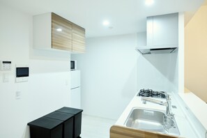 Fridge, microwave, stovetop, cookware/dishes/utensils - CREST Nishijin (Fukuoka)