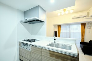 Fridge, microwave, stovetop, cookware/dishes/utensils - CREST Nishijin (Fukuoka)