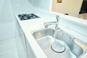 Fridge, microwave, stovetop, cookware/dishes/utensils - CREST Nishijin (Fukuoka)