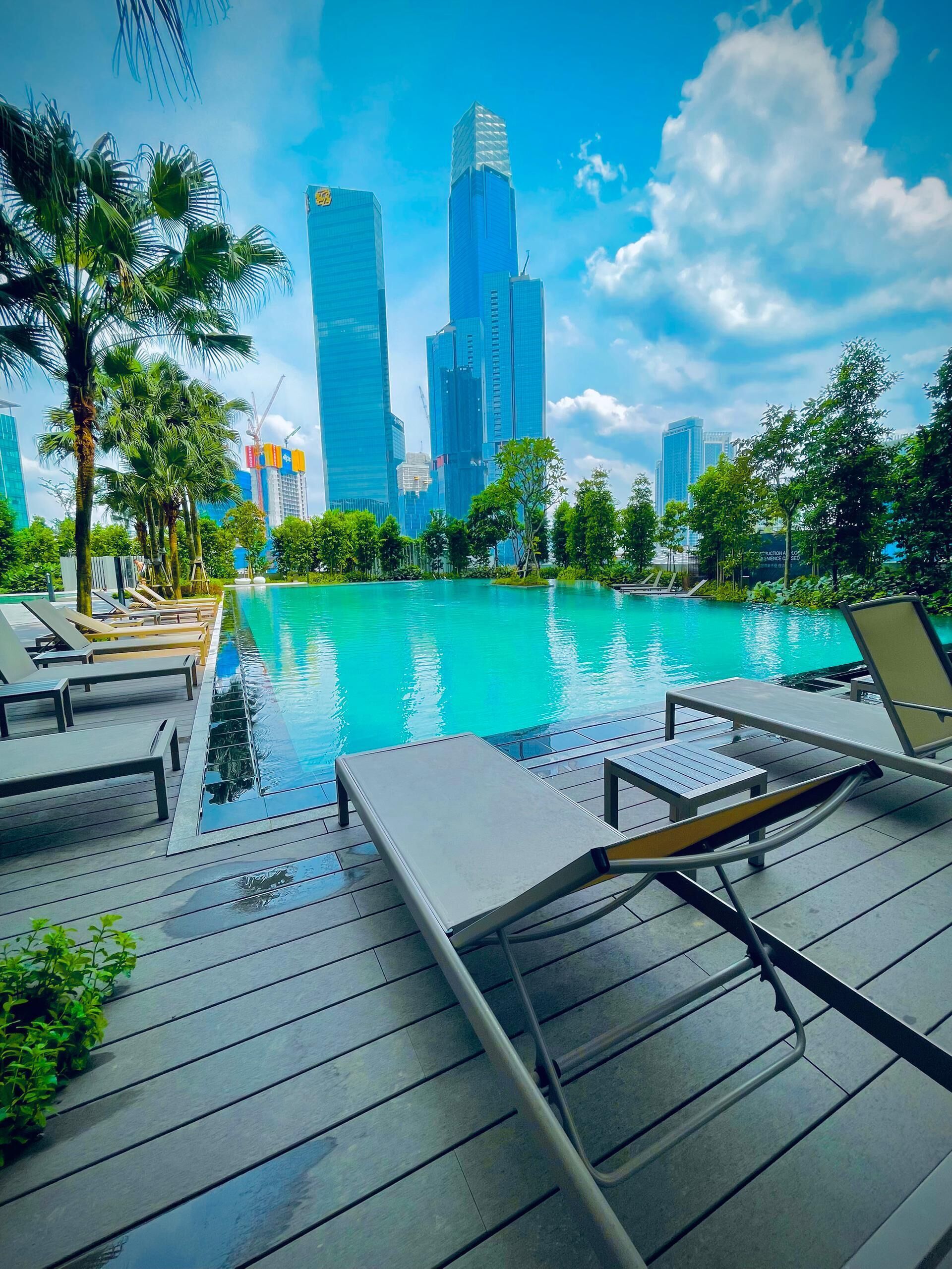 Kolam renang outdoor, dengan kursi berjemur