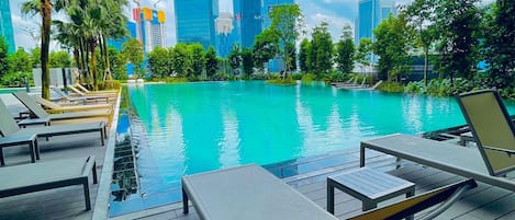 Kolam renang outdoor, dengan kursi berjemur