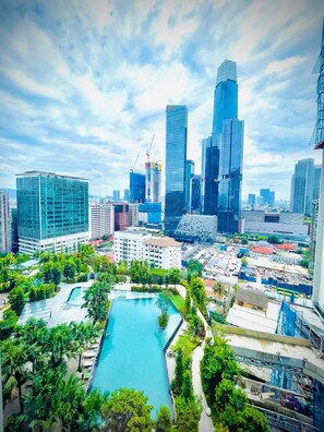 Outdoor pool, open 8:00 AM to 11:00 PM, pool loungers - Agile Skyview Suites KLCC by MOONLIGHT (Kuala Lumpur)